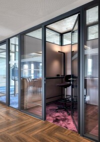 Modernes Bürokonzept für teamorientiertes Arbeiten