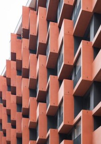 Rot durchgefärbte Sichtbetonelemente für „Eleven Decks” in Hamburg