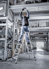 Modulare Steigtechnik von Munk: Leitern, Gerüste und Tritte wachsen mit der Aufgabe