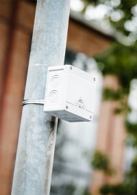 Spelsberg liefert neue Mastbefestigung für Abox Pro und GEOS