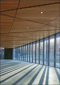 Davis Center NY: Fassadensystem aus Drehflügeltüren erstreckt sich über 34,5 m