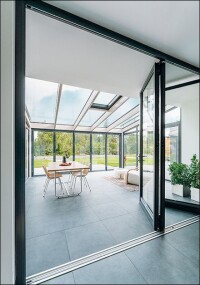 Energieautarkes Wohnhaus mit Wintergarten und Glas-Faltwänden von Solarlux