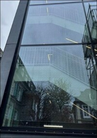 Neue Vogelschutzmarkierungen an der Glasfassade des Museums Industriekultur Wuppertal