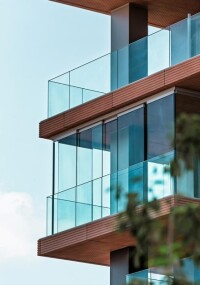 Absturzsicherung greift Fassadenstruktur des Wiener Wohnturms „Grünblick” auf