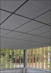 Lindner entwickelt Streckmetalldecke für windbelastete Außenbereiche