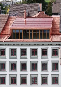 Swisspearl bringt PV-Module und Dachplatten in vier „gleichen“ Farbtönen auf den Markt