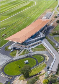 Schwebendes Tribünendach auf der Curragh-Pferderennbahn setzt Akzente