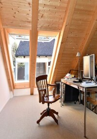 Balkonfenster von Fakro schaffen hellen Wohnraum unter dem Dach