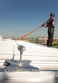 LUX-top Anschlageinrichtungen sorgen für Sicherheit auf Flachdächern