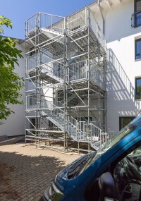 PERI erweitert PERI UP Gerüstbaukasten um temporäre Zugangslösung