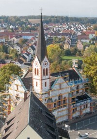 PERI UP Fassadengerüst im Einsatz bei Sanierung der Arzberger Kirche