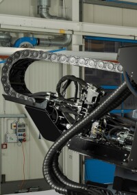 Helukabel stattet Tracto-Bohranlagen mit robusten Stahl-Energieführungsketten aus