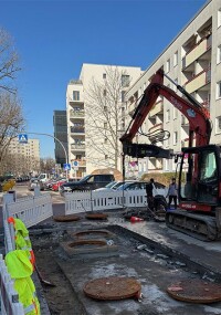 Mortar Mix Reparaturmörtel im Test beim Austausch klappernder Kanaldeckel in Berlin