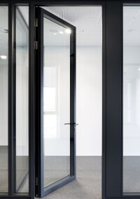 Feco erweitert Türprogramm um Glas-Türelement mit Schalldämmung