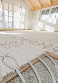 Trockenes Fußbodenheizsystem vom Fermacell im Praxiseinsatz