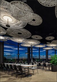 Ribags Sonderversionen der Vior Akustik- und Kivo Pendelleuchten im Einsatz