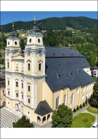 Rathscheck liefert Schiefersteine für die Dachsanierung der Basilika Mondsee
