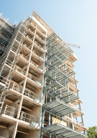 Bürohochhaus wird zum barrierefreien Wohnhaus mit Balkonen