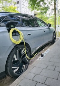 Ebero FAB nimmt intelligenten Ladebordstein von Rheinmetall ins Sortiment auf