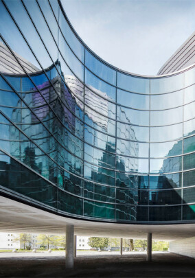 Glas Marte: Geschwungene Glasfassade aus Uniglas Sun