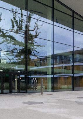 DFB-Campus mit Seen Elements als Vogelschutz an Glasfassaden