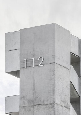 Neubau des Feuerwehrgerätehauses Rheinfelden mit glänzender Metallfassade