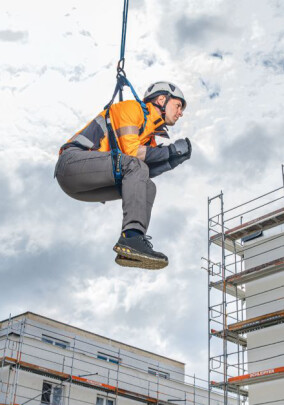 Zarges: Integrierte Sicherheitslösungen gegen steigende Unfallzahlen