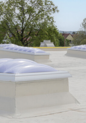 Lamilux Tageslichtsysteme zur energieeffizienten Flachdachsanierung