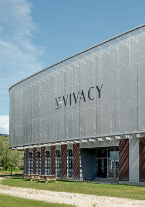 Maßgeschneiderte Fassade aus Edelstahlgewebe für Vivacy