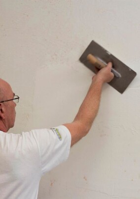 Neuer Lehm-Kalk-Deckputz von Haga