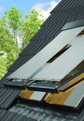 Fakro AMZ Solar: Windstabile Netzmarkise mit Z-Wave-Steuerung für effizienten Hitzeschutz