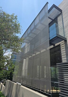 Edelstahlgewebe verschattet Bürogebäude „Cofre de Perote” in Mexiko-Stadt