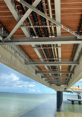 Brückenbau: Walraven sichert Technik im Unterbau der neuen Zickzack-Seebrücke in Haffkrug