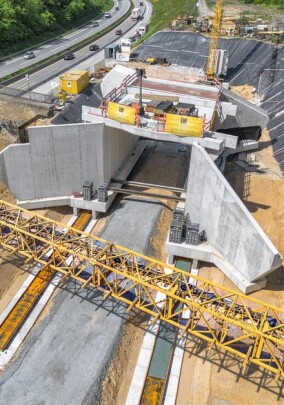 Standardisierte Modelle gegen Infrastrukturprobleme: Leonhard Weiss setzt auf Brückenverschub