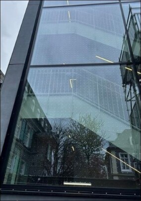 Neue Vogelschutzmarkierungen an der Glasfassade des Museums Industriekultur Wuppertal