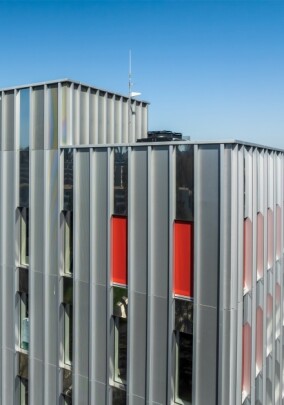 Projekt Batpol: Individuelle Lochblechfassade für Aufstockung der Feuerwehrhalle