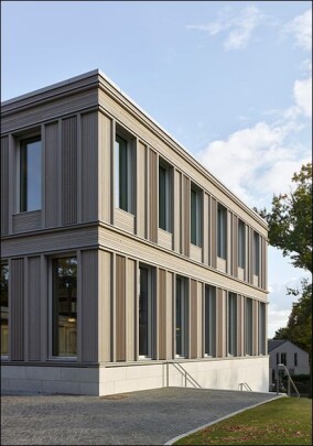 Holzfassade mit natürlicher Vorvergrauung prägt Leibniz-Institut in Babelsberg