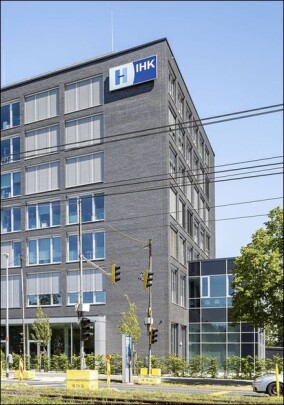 IHK-Neubau Hannover: Fassade mit viel Glas und Vandersanden-Klinkern