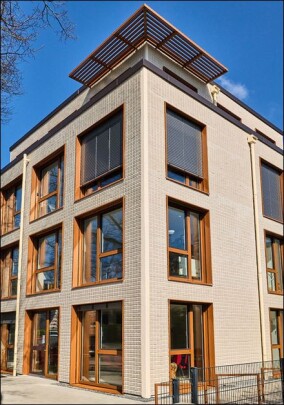 Klinkerriemchenfassade nimmt Bezug auf klassizistische Baukultur