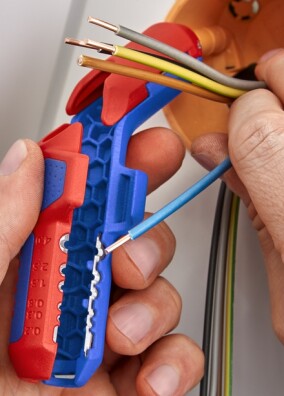 Knipex erweitert Sortiment um ErgoStrip PV für Photovoltaik-Kabel