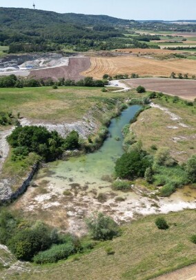 Knauf übergibt renaturierten Gipssteinbruch an Naturschutzverband LBV