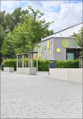 FCN: barrierefreier Schulhof mit Tavolo-Mix-Pflaster