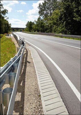 FCN bietet neue Betonplatten zur Straßenrandsicherung