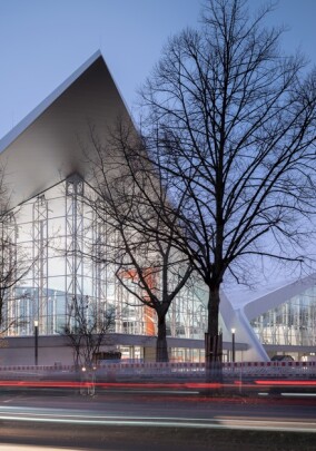 Sanierung einer ikonischen Betonschale: Hochleistungsdämmung für doppelt gekrümmtes Dachtragwerk