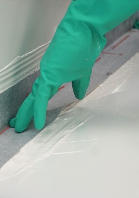 Schomburg erweitert Abdichtungssystem mit Epoxidharzlösung Aquafin Epox