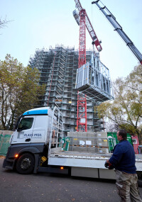 Hochhaustauglich: SFS liefert Befestigungslösung für die Fenster-Vorwandmontage