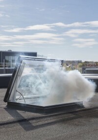 Funktionale Erweiterung: Velux Flachdachfenster für Ausstieg und RWA