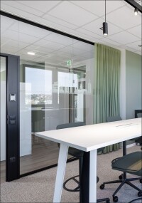 Transparente und schallgedämmte Systemwände schaffen moderne Arbeitswelten