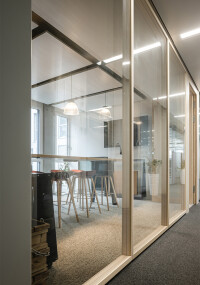 Lindner Life Stereo_N - Glastrennwand mit Holzrahmung