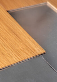 Bodenbelag: Mehrschichtiger Aufbau mit Echtholzfurnier und magnetischer Rückseite